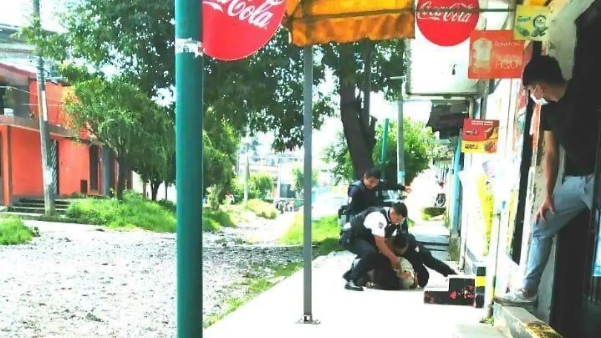 detenido por apedrear a policias